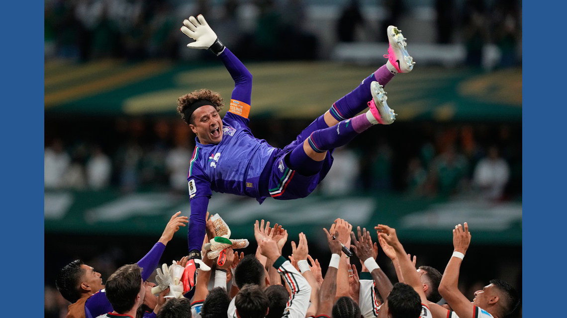 グレミオ PENALTY BICAMPEÃO MUNDIAL ジャーXL A thunderous World Cup farewell as Guillermo Ochoa enters late in