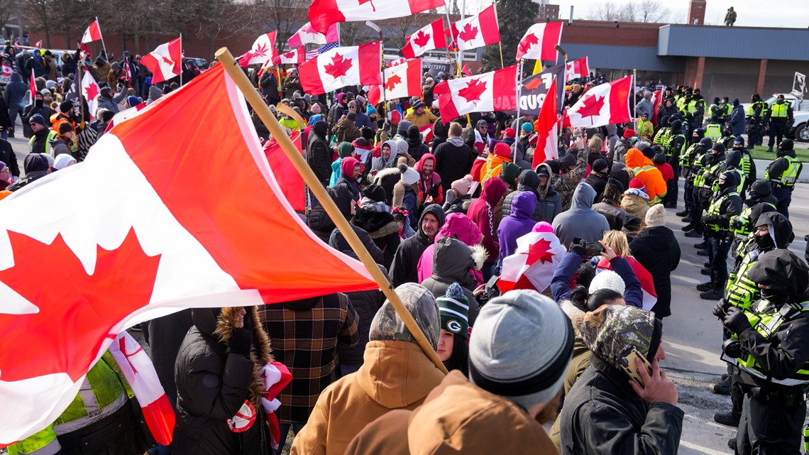 Canadian police move to end blockade of US border - Vimarsana News