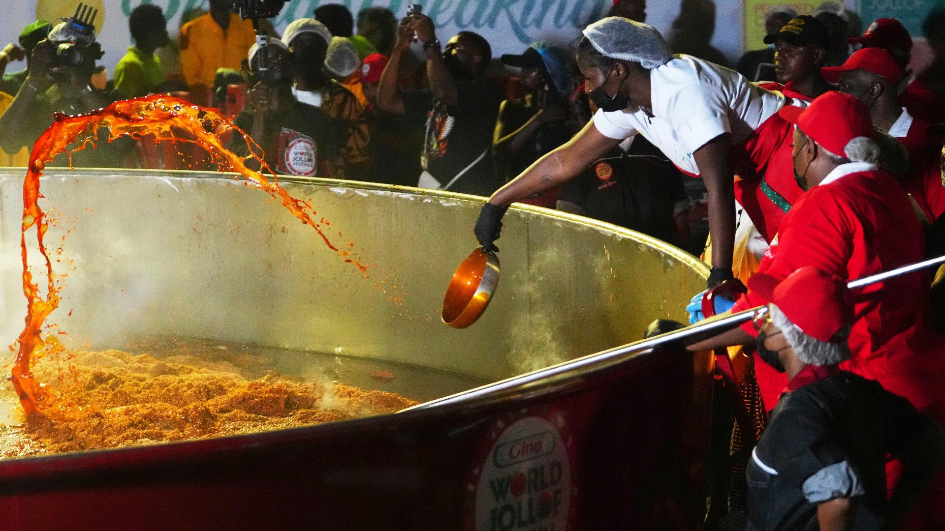 Hilda Baci, who briefly held the world record for the longest cooking marathon in 2023, prepared a pot of 8,780 kilograms of jollof rice.