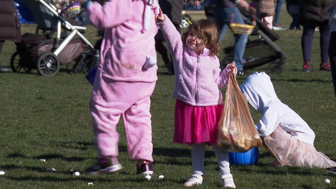 Helicopter drops thousands of marshmallows for kids in Michigan