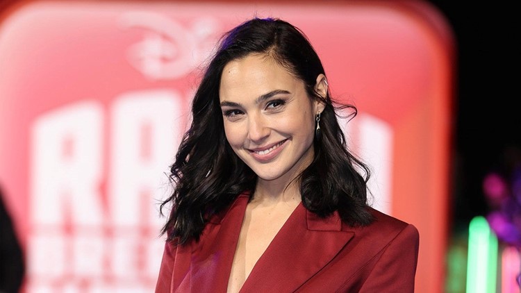 Gal Gadot Surprises Healthcare Workers Who Dress As Wonder Woman Every