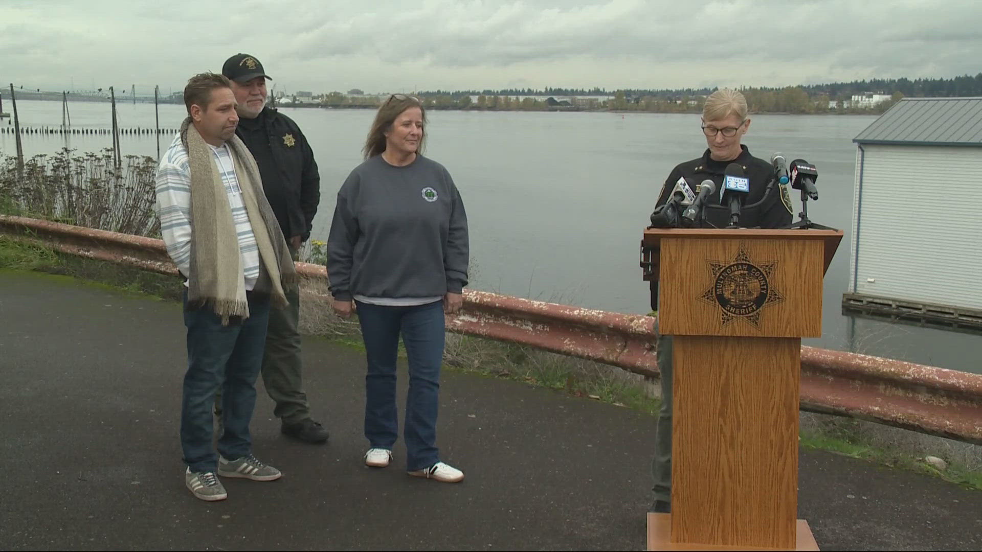 The Multnomah County Sheriff’s Office on Monday honored a kayaker and dispatcher who helped save a man struggling in the Columbia River on Nov. 16.