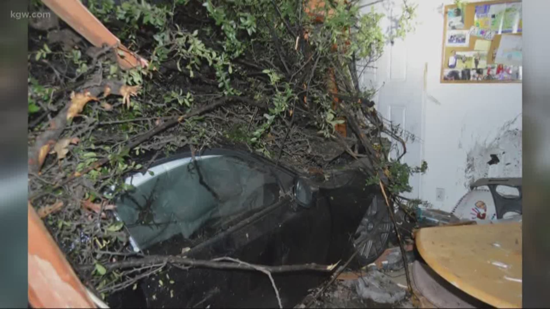 Car crashes into Gresham apartment