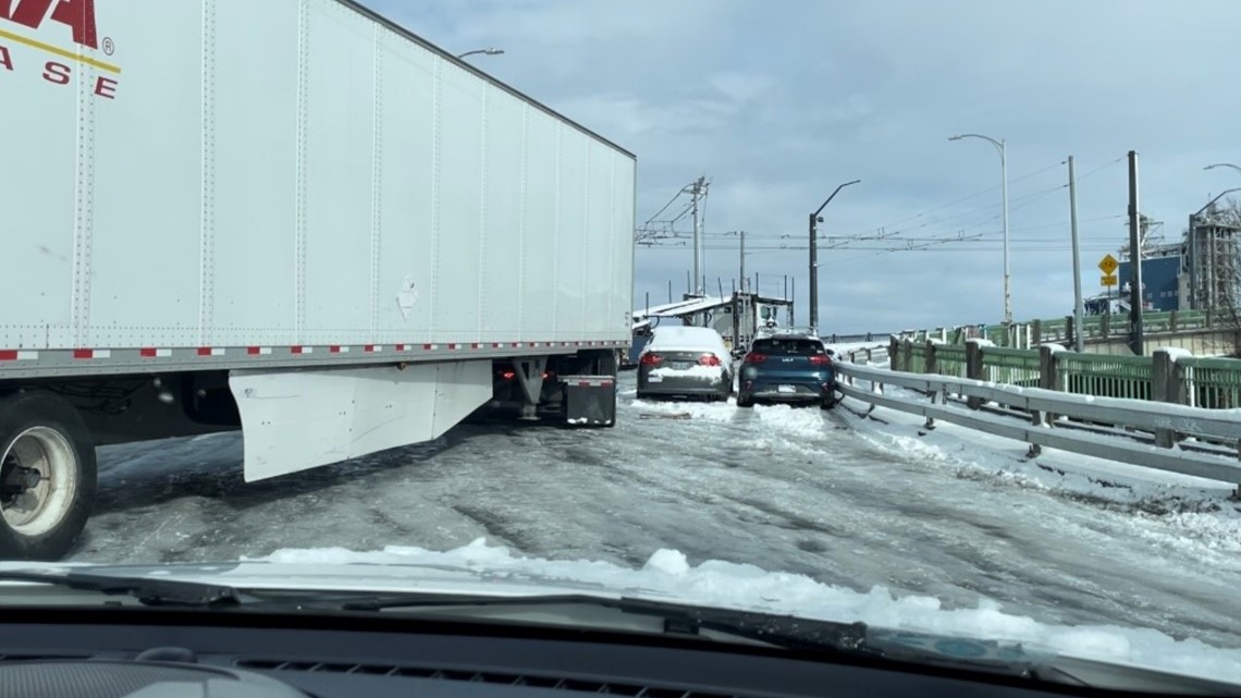 People abandon cars on roads during Portland snowstorm - Vimarsana News