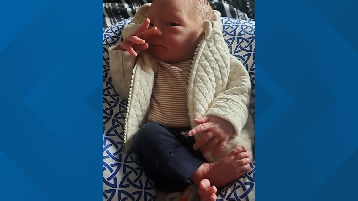 11-year-old girls calls 911, helps mom deliver baby - Vimarsana News