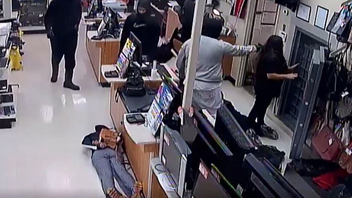 Caught on camera: Armed suspects rob pawn shop near Almeda ...