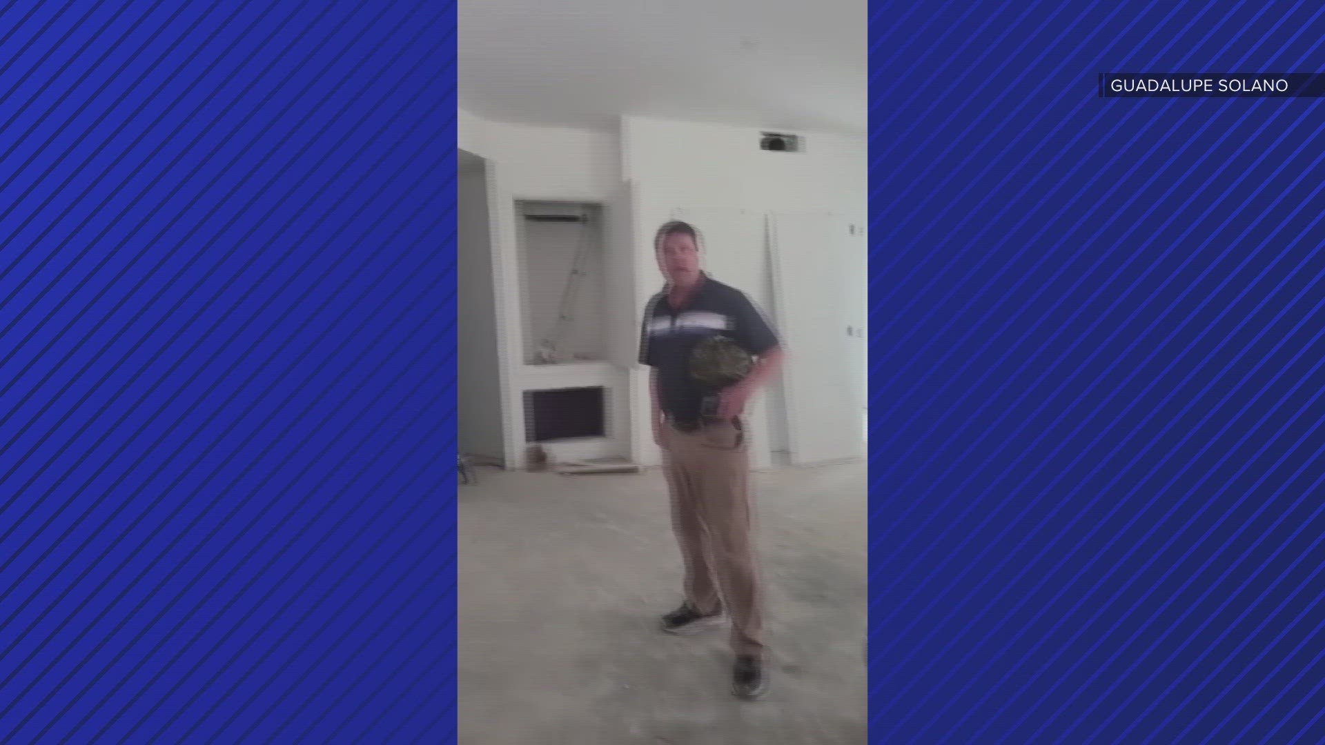 El video publicado en TikTok muestra a un hombre gritando groserías y golpeando a una empleada. La policía de Phoenix investiga el incidente.