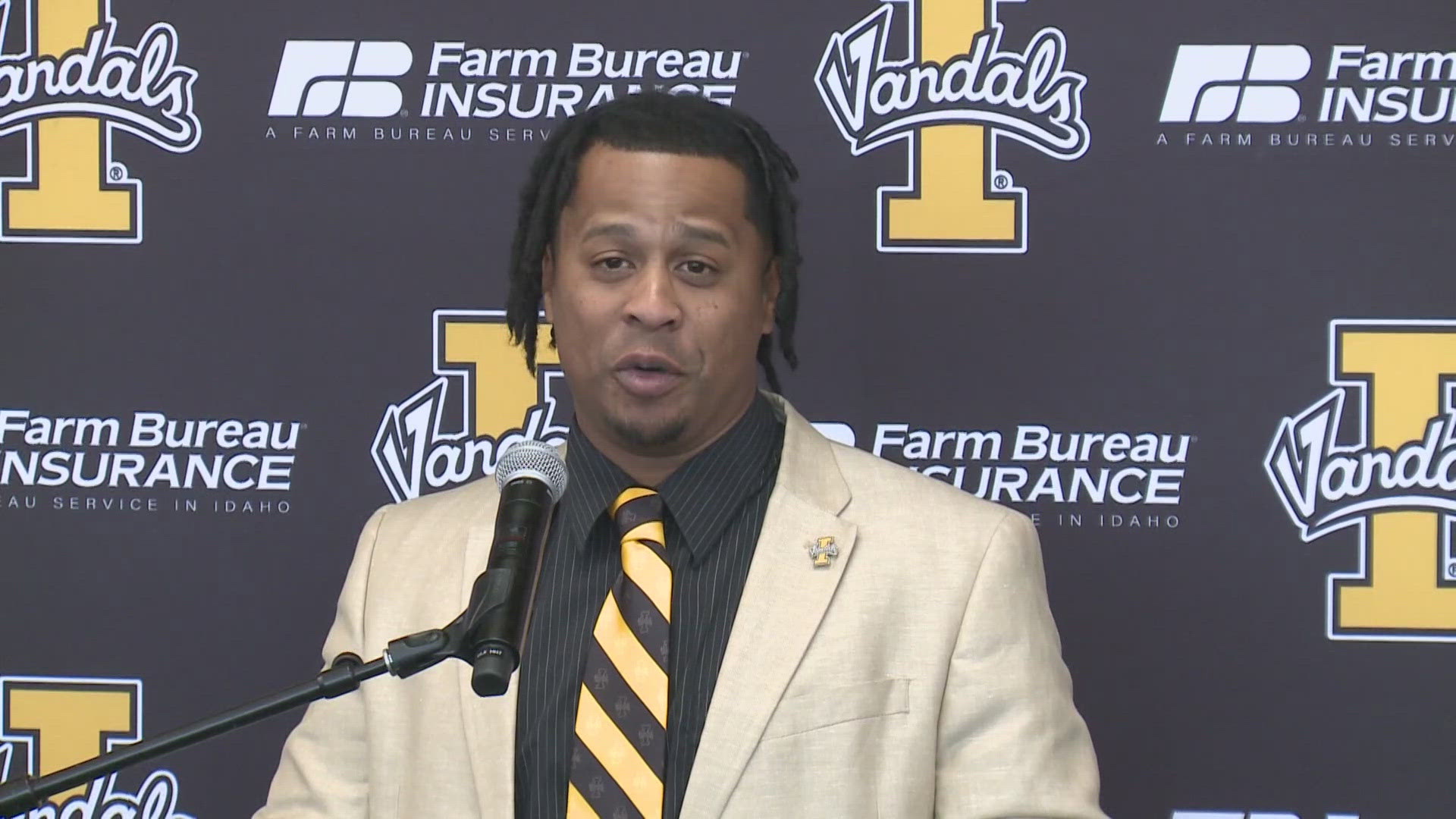 Idaho Vandals unveil new all-black helmets for 2025 football season ...