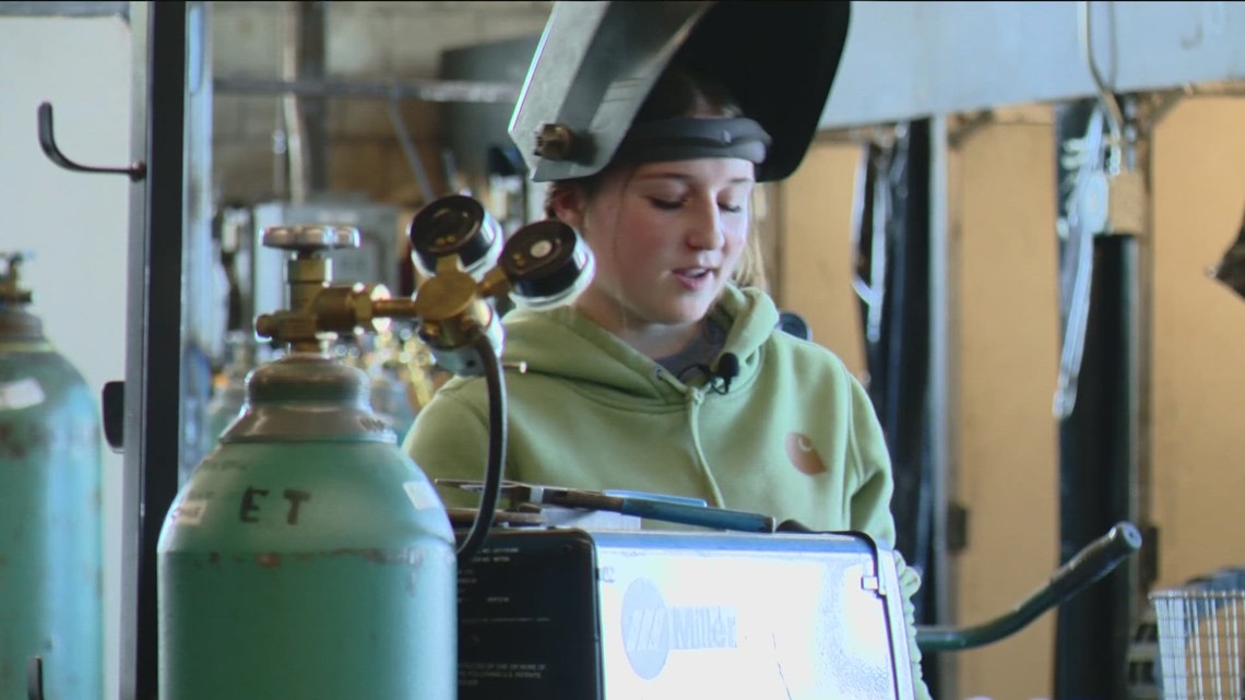 abby-davis-journalist-profile-intelligent-relations