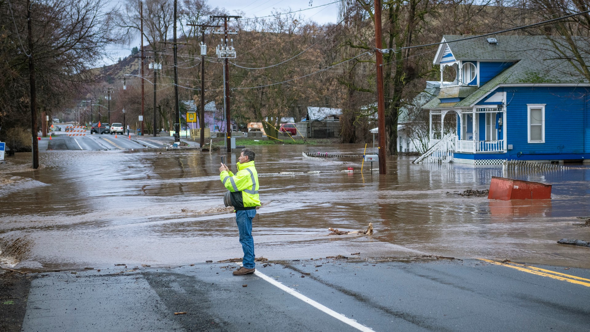 Flooding in eastern Oregon starts to abate; part of Interstate 84 still