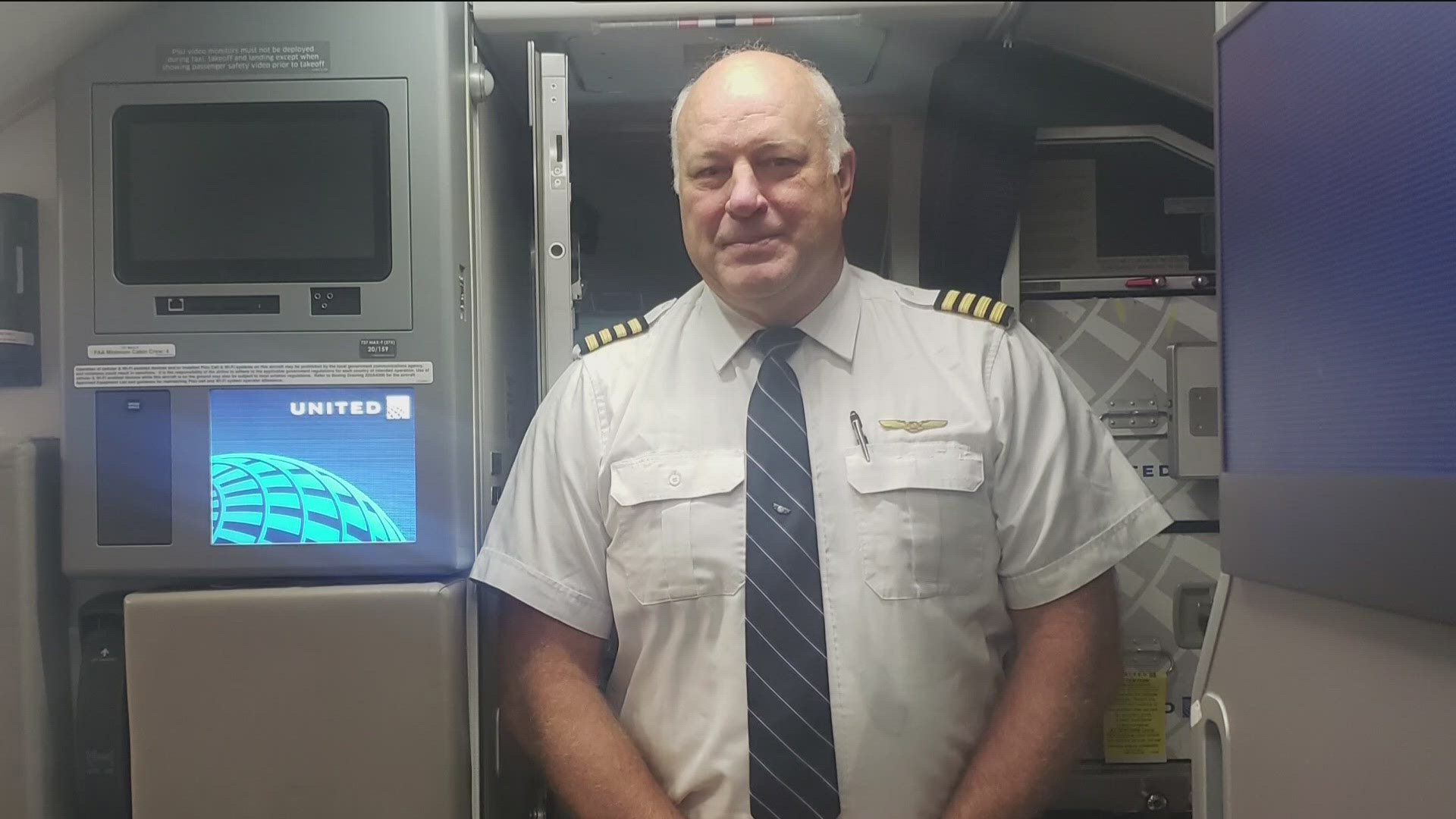 United Airlines Pilot Scott Wardle said he had to do something for his passengers because they were stuck at the airport for hours. Pizza seemed like a great idea.