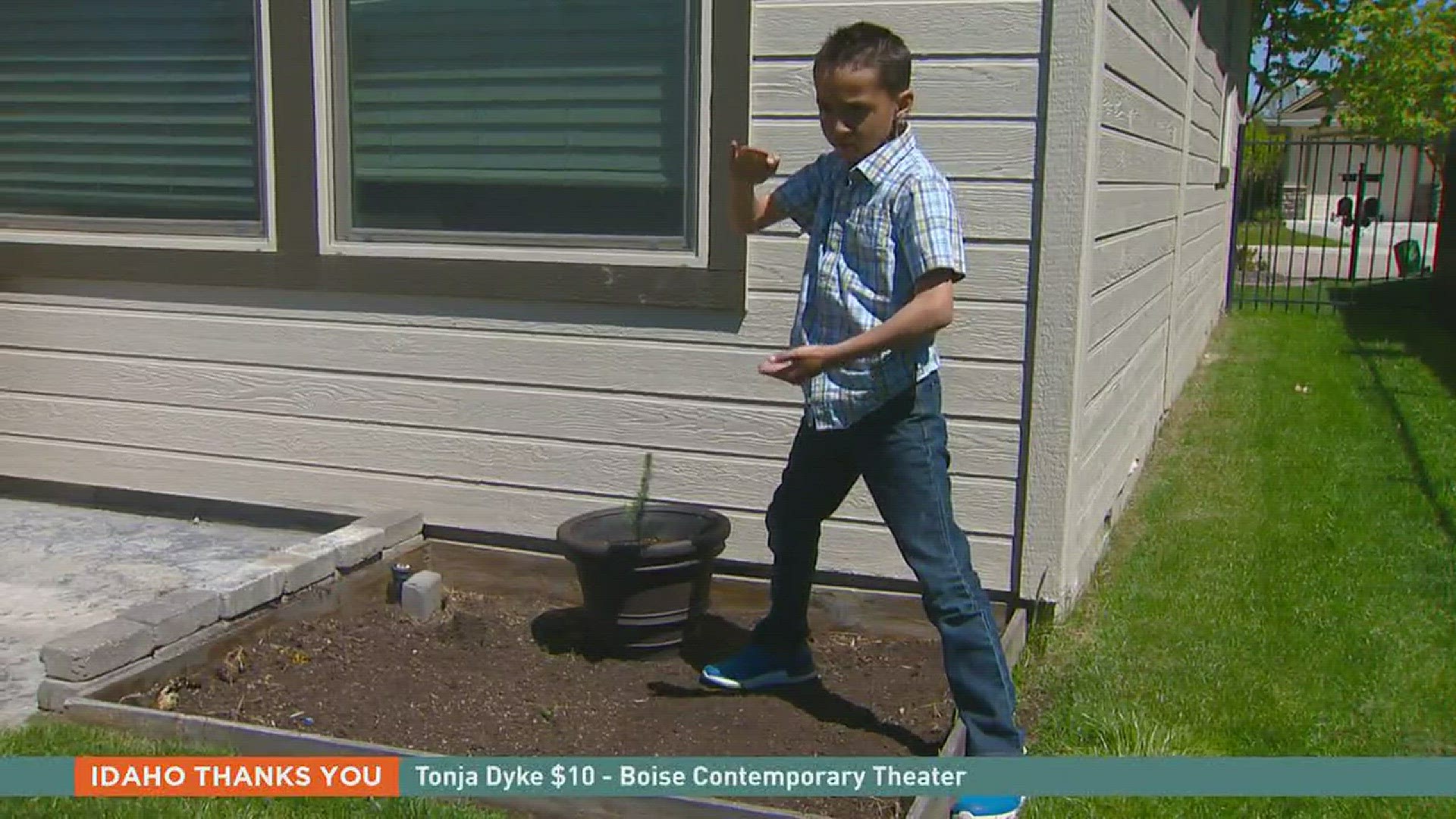 Jim Duthie introduces us to Hayden who grew very big cabbage.
