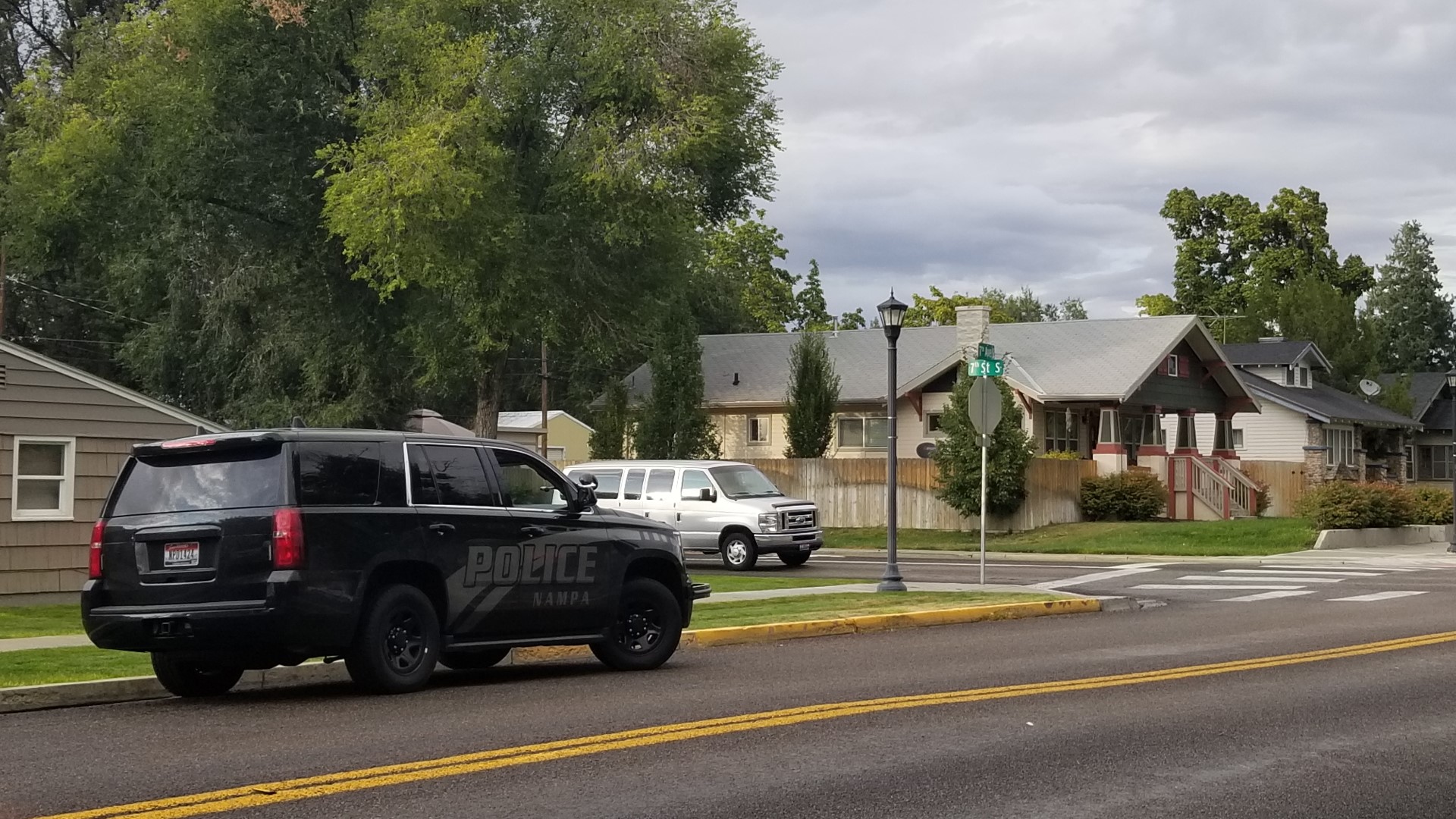 Armed man in standoff with police at Nampa apartment complex