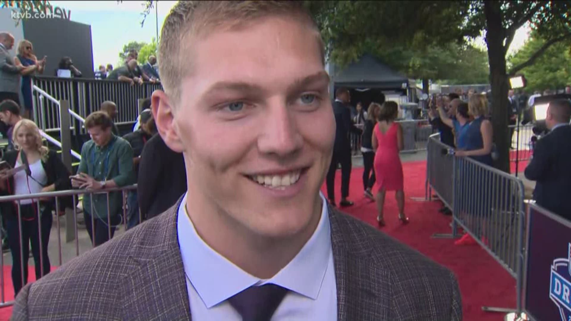 Jay Tust caught up with former Boise State star linebacker Leighton Vander Esch on the red carpet before the 2018 NFL Draft.