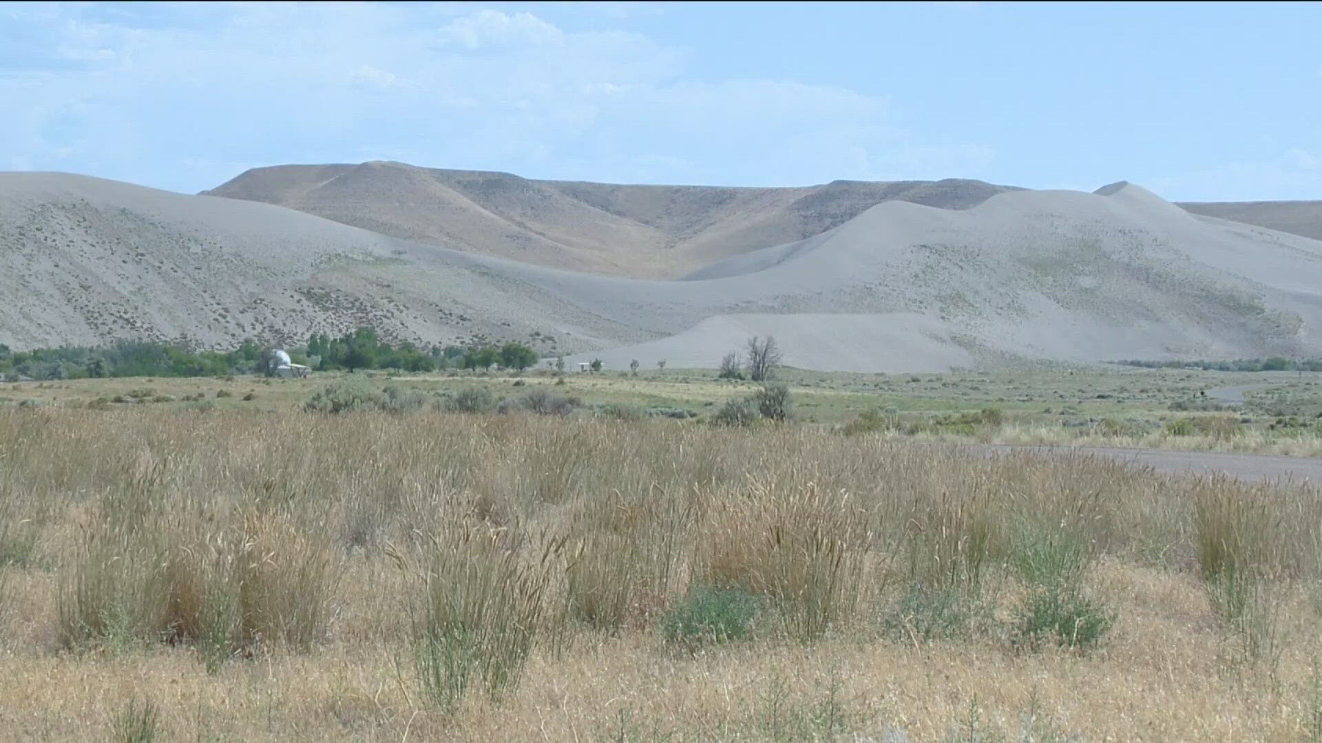 Tucked in Idaho’s high desert, Bruneau Dunes State Park is a one-of-a-kind blend of sandboarding, stargazing, and solitude.