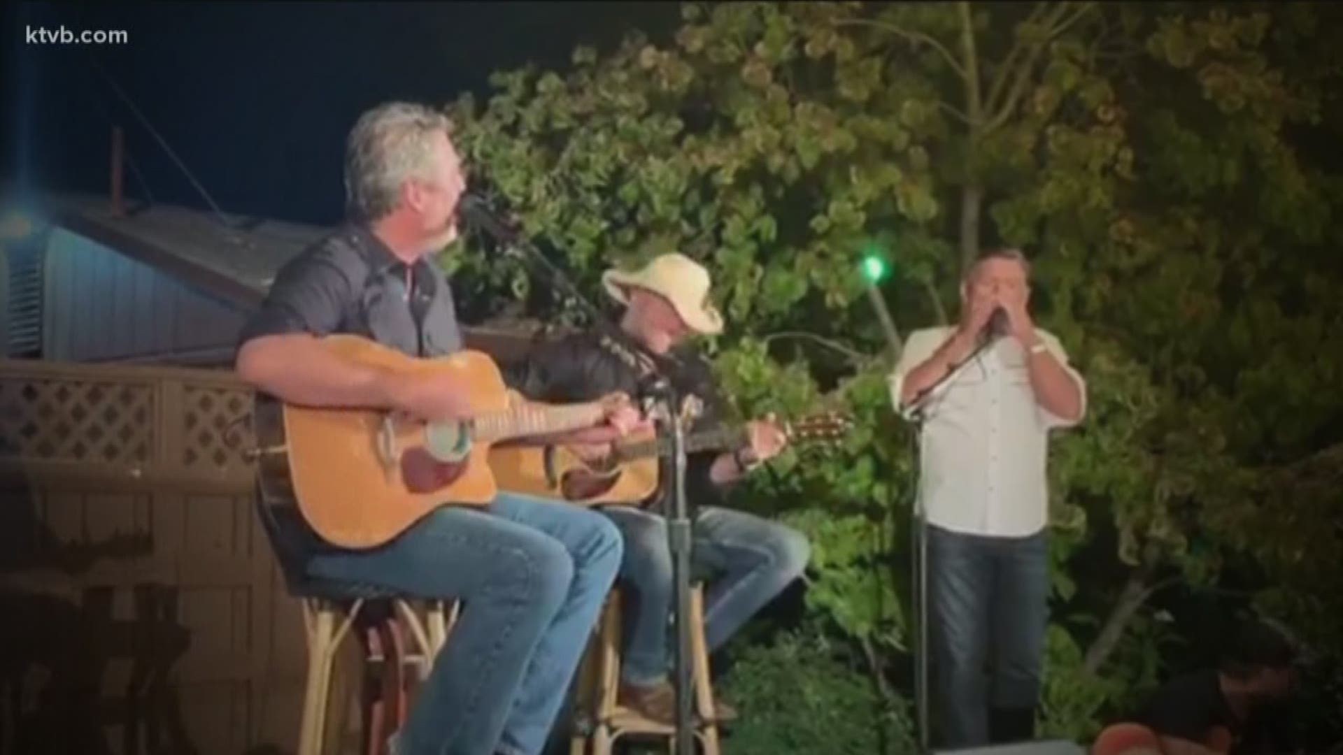 Mark joined Blake on stage and played his harmonica during a rendition of "Ol' Red."