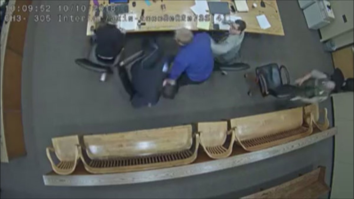 Watch Defendant lunges for officer's gun in Oregon courtroom