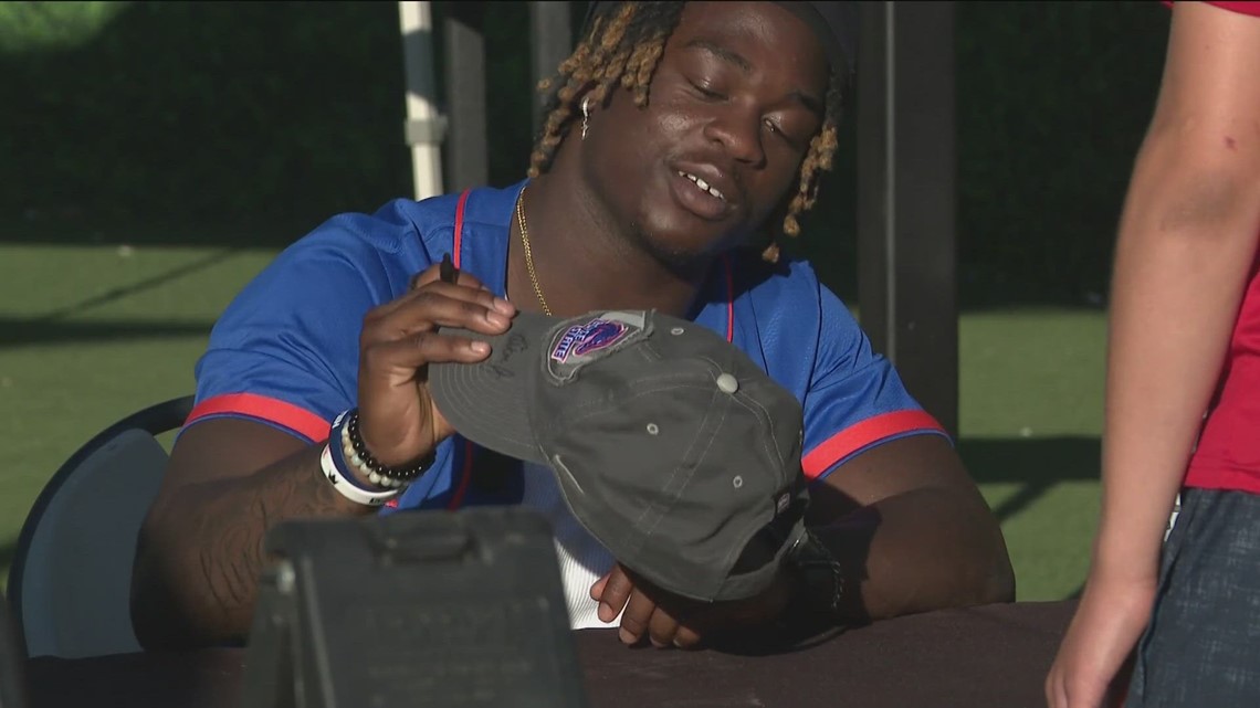 Boise state s ashton jeanty signs autographs throws first pitch at