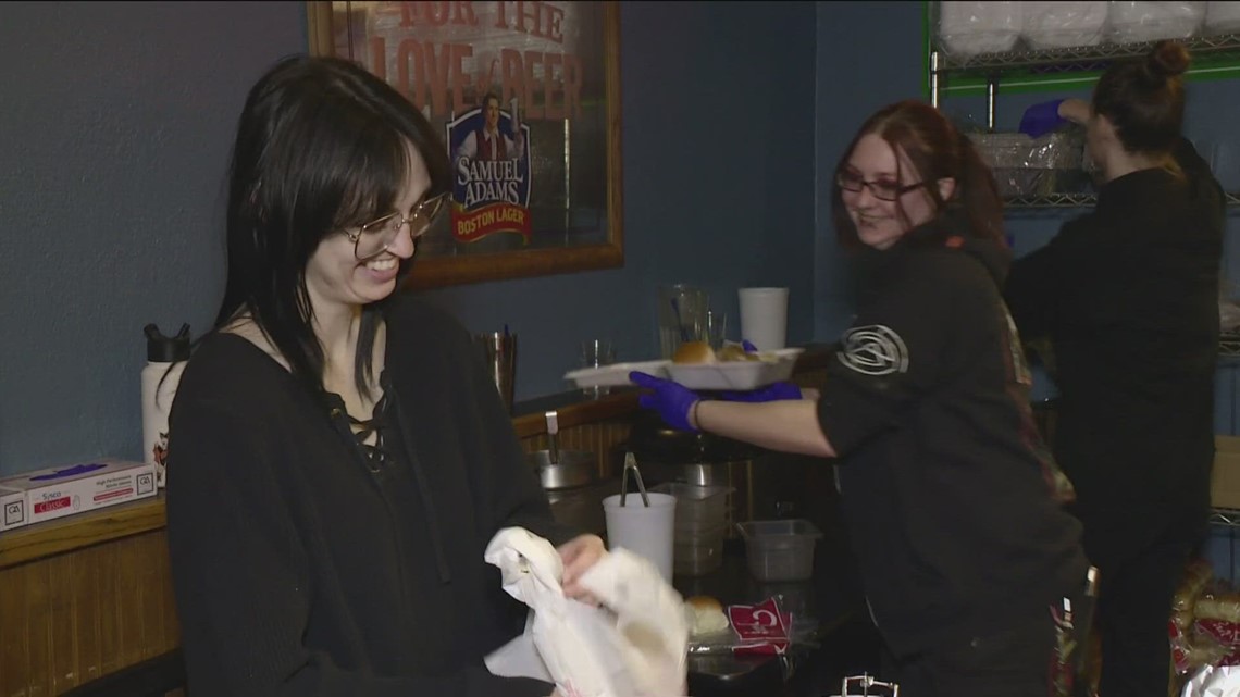 Local Boise pub serves free Thanksgiving meals