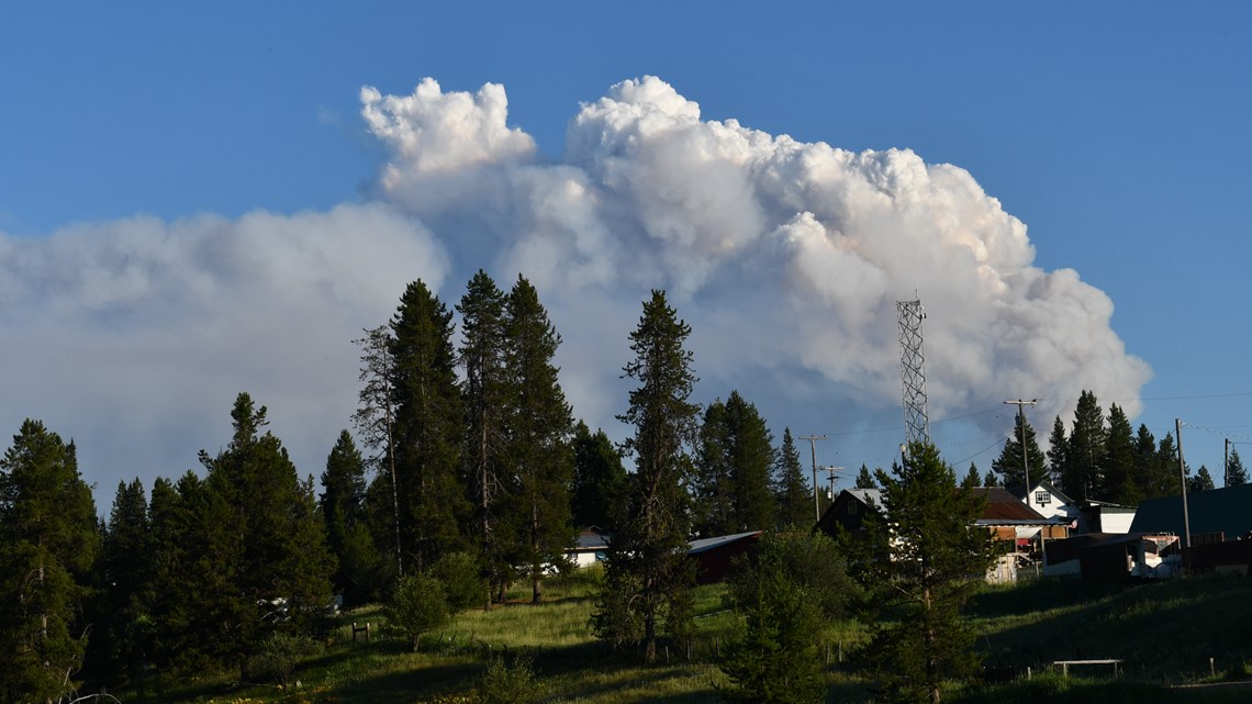 Large wildfire burning near Idaho town of Dixie 