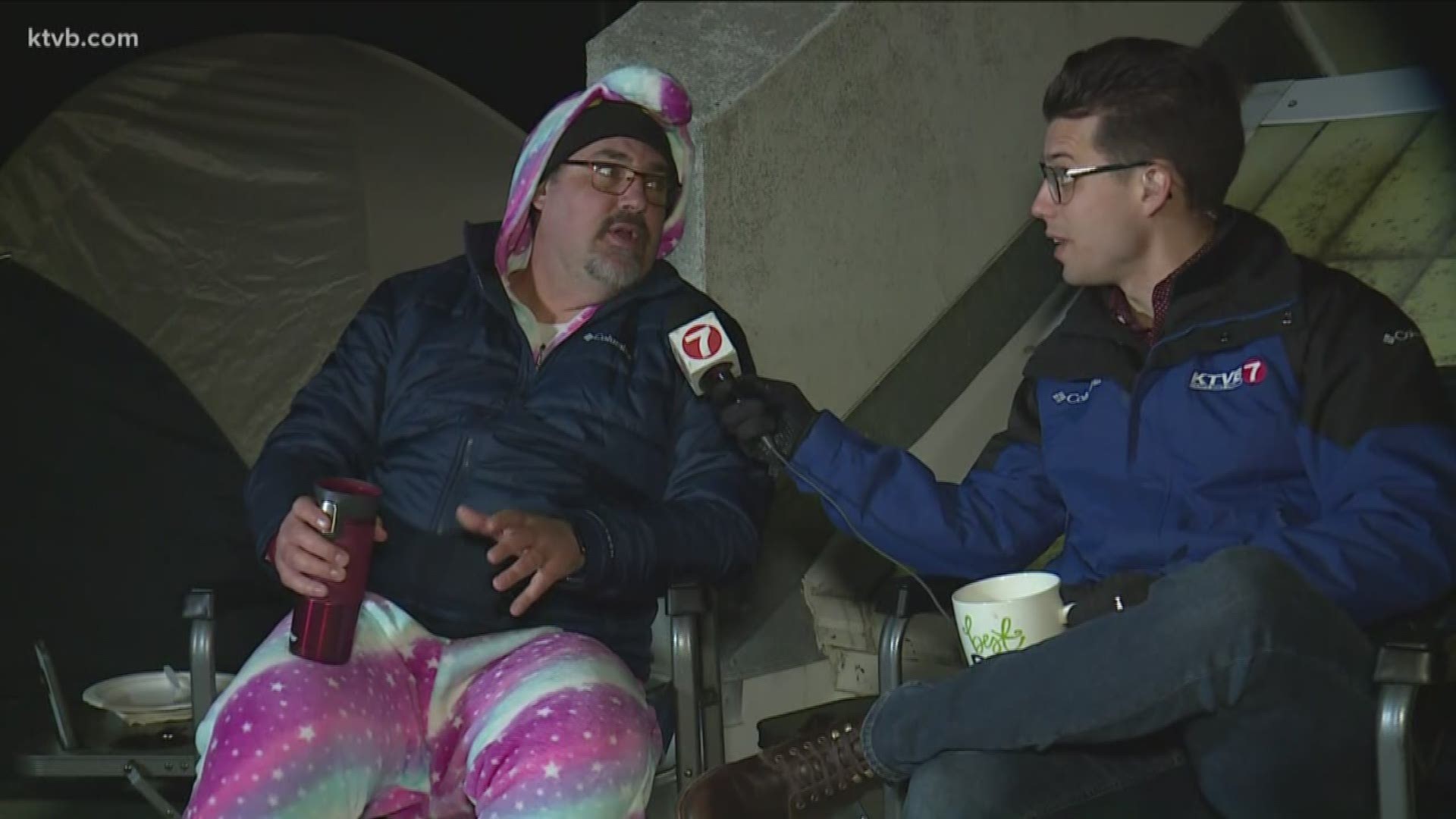 Jeff Farley, principal of Cynthia Mann Elementary School, had to wear unicorn pajamas & sleep on the school roof after his students read more than 75,000 minutes.