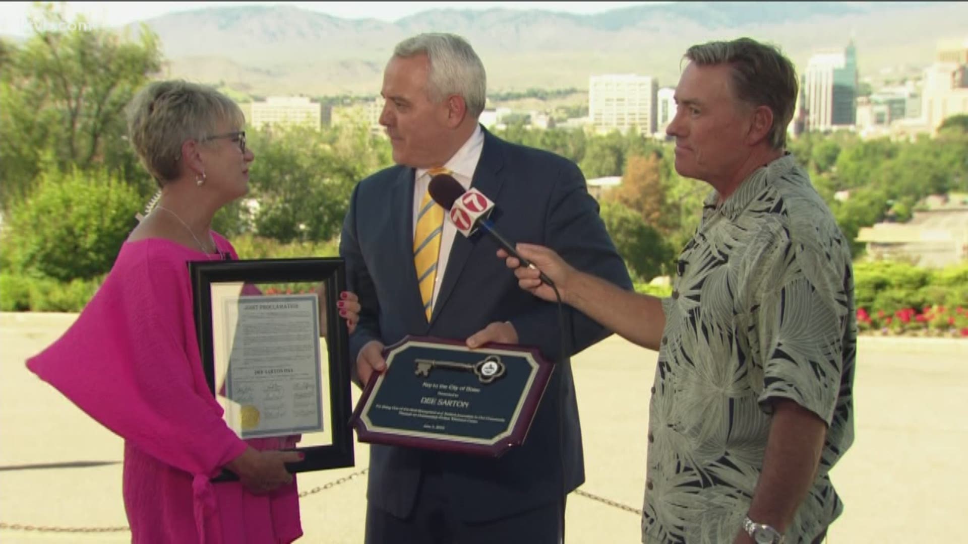 Boise Mayor Dave Bieter presented Dee with the key to the city.
