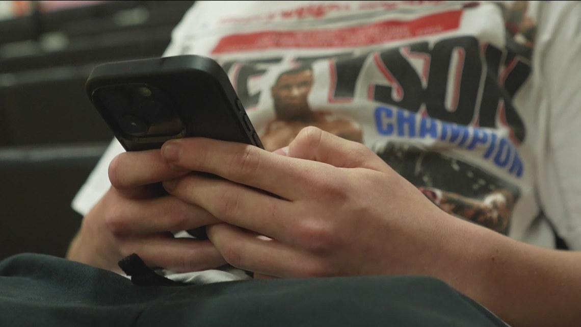 KTVB Student News: Boise High School debates cell phone usage limits