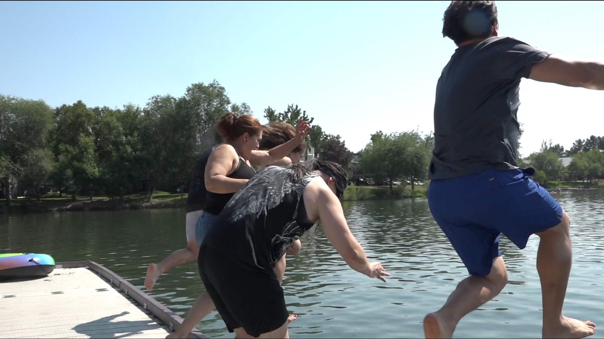 El día de ayer se celebró el día del trabajo. Esto reunió a familias del valle del tesoro y con las temperaturas a casi 90 grados, el agua fue el destino.