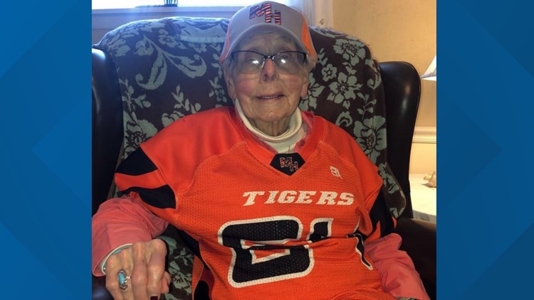 7's HERO: 90-year-old Mountain Home High School football fan is guest of honor at homecoming game