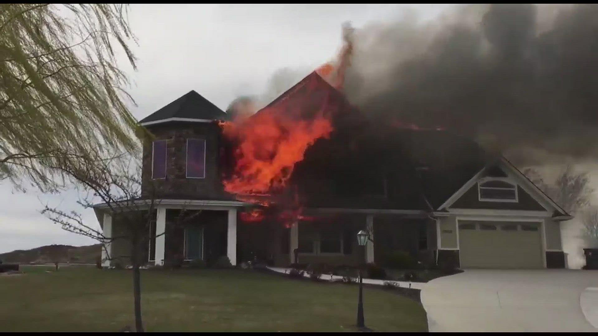 Raw Video Lake Lowell house fire | ktvb.com