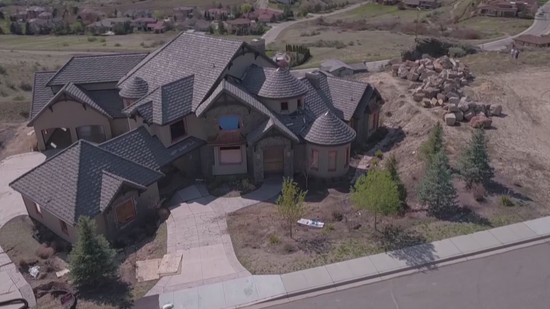 Sky7 view of sliding, crumbling foothills homes.