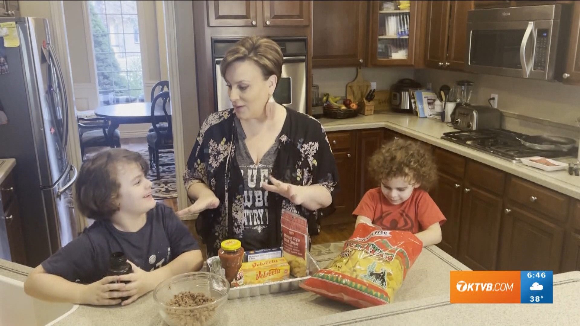 KTVB's Maggie O'Mara and two of her sons put together a snack that's perfect for crunching through all four quarters of the Chiefs vs. Eagles.
