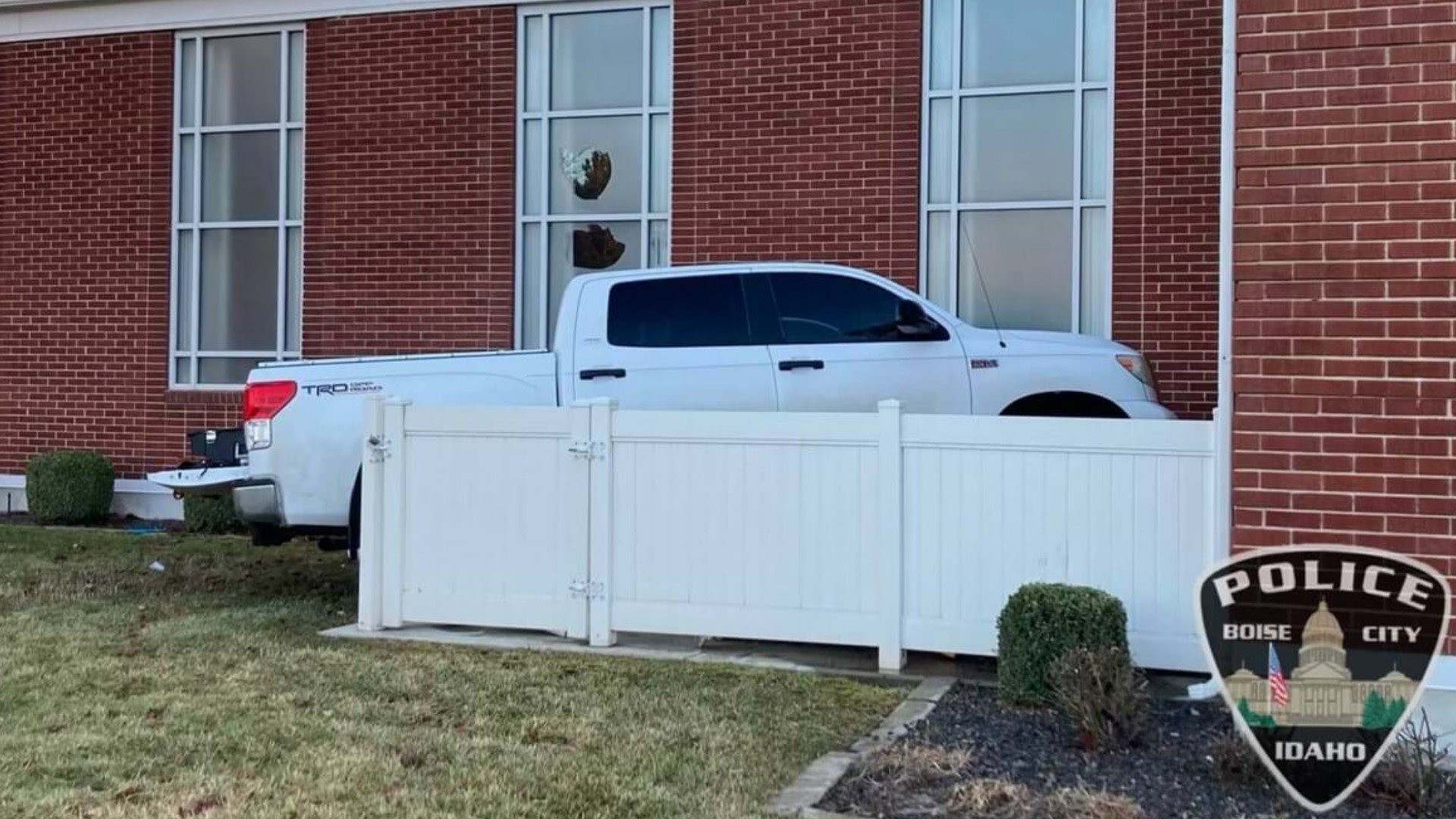 Boise man arrested after crashing into building, firing at police ...
