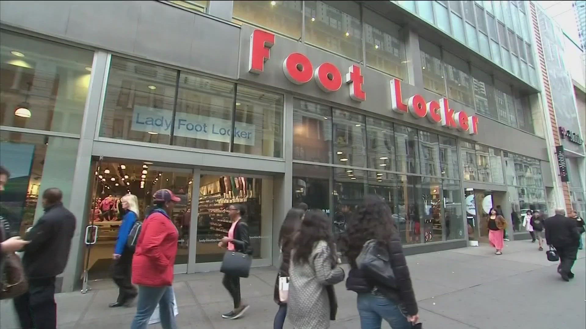 Foot Locker To Close 400 Mall Stores