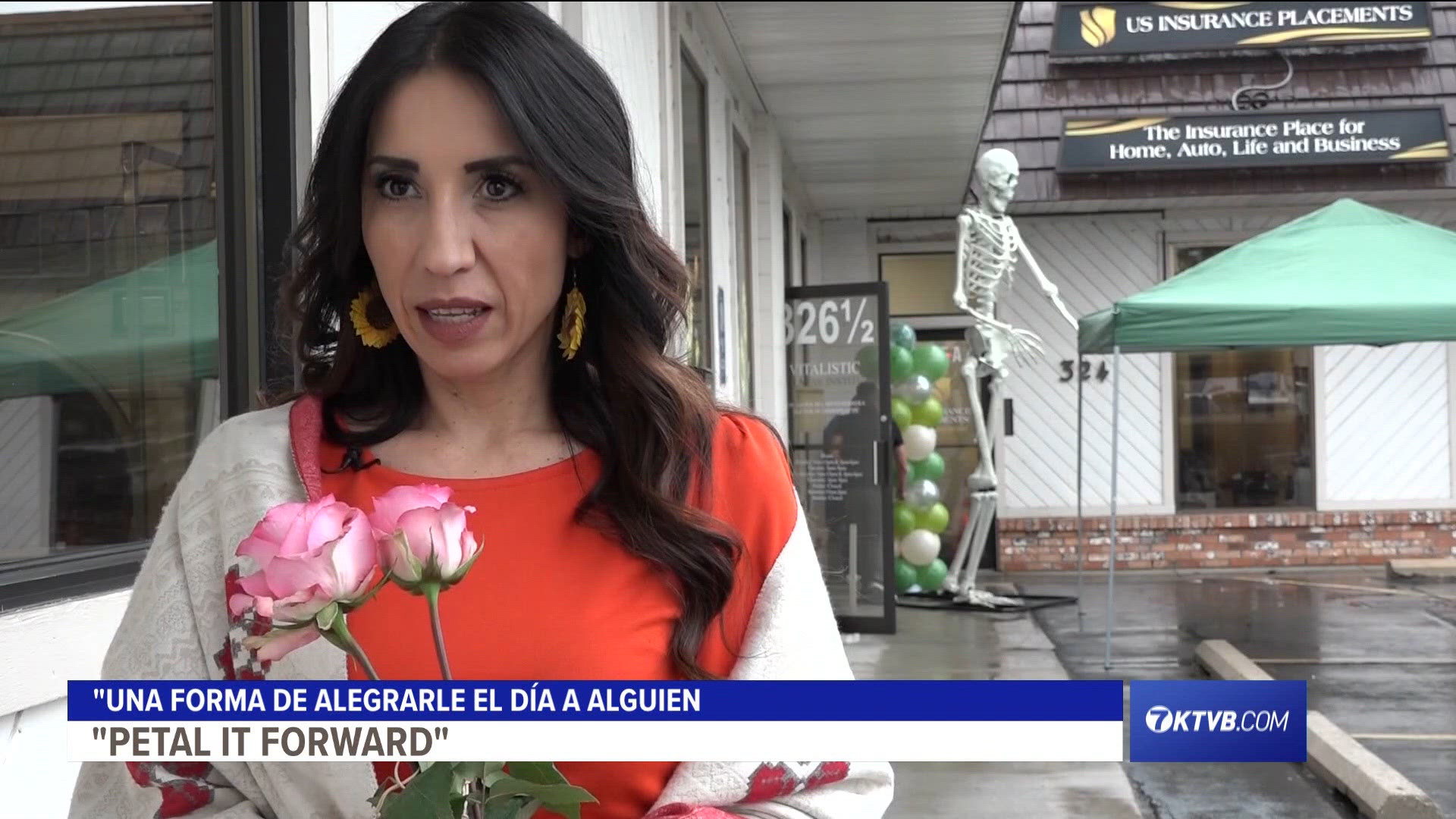 Varias organizaciones locales ayudaron a difundir alegría mediante la entrega de flores. La Fundación Hispana de Idaho fue uno de los grupos que participó.