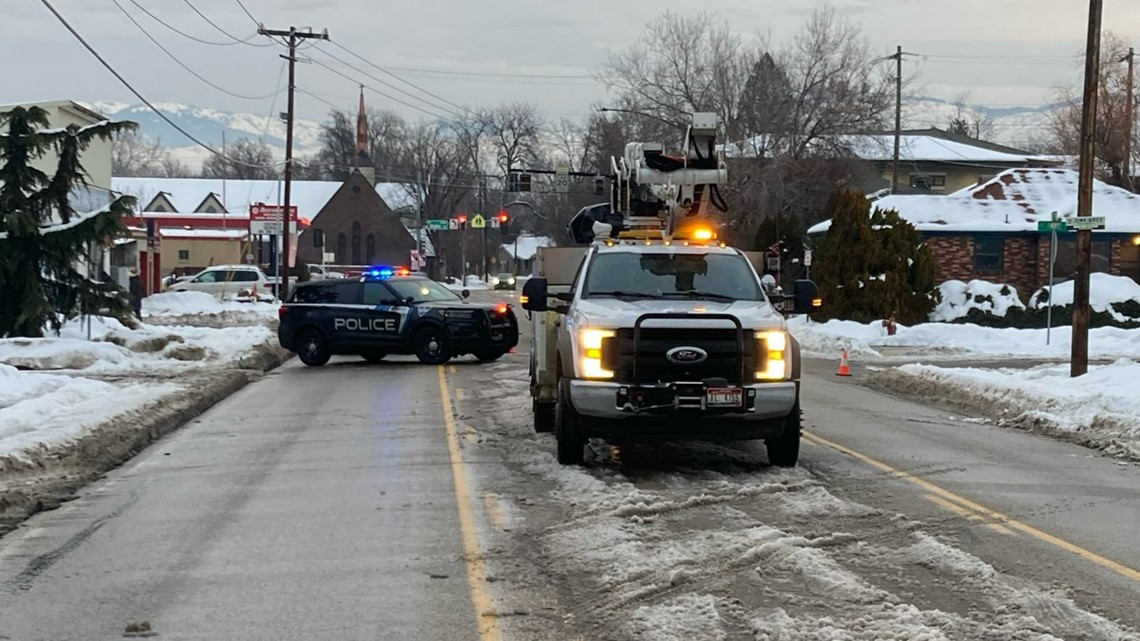 Car crashes into power pole in Boise, outages expected | ktvb.com