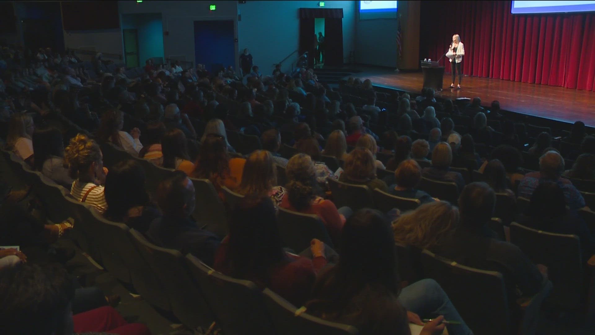 Hundreds of people listened to well-known child safety activist Elizabeth Smart, local survivors and law enforcement talk about the epidemic.