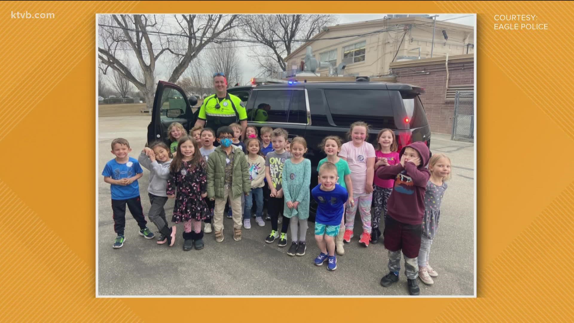 Good News: Deputy Levi Glynn visits Eagle Elementary School kindergarten  class 