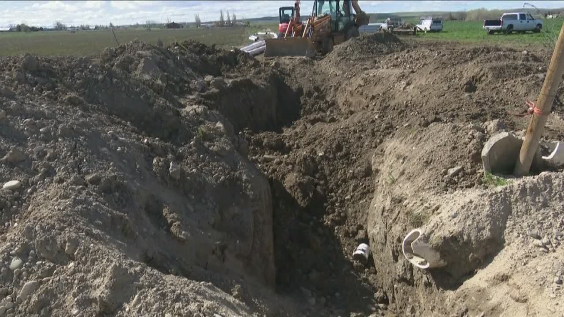 The victims were installing irrigation pipes for a private company when the ditch collapsed.