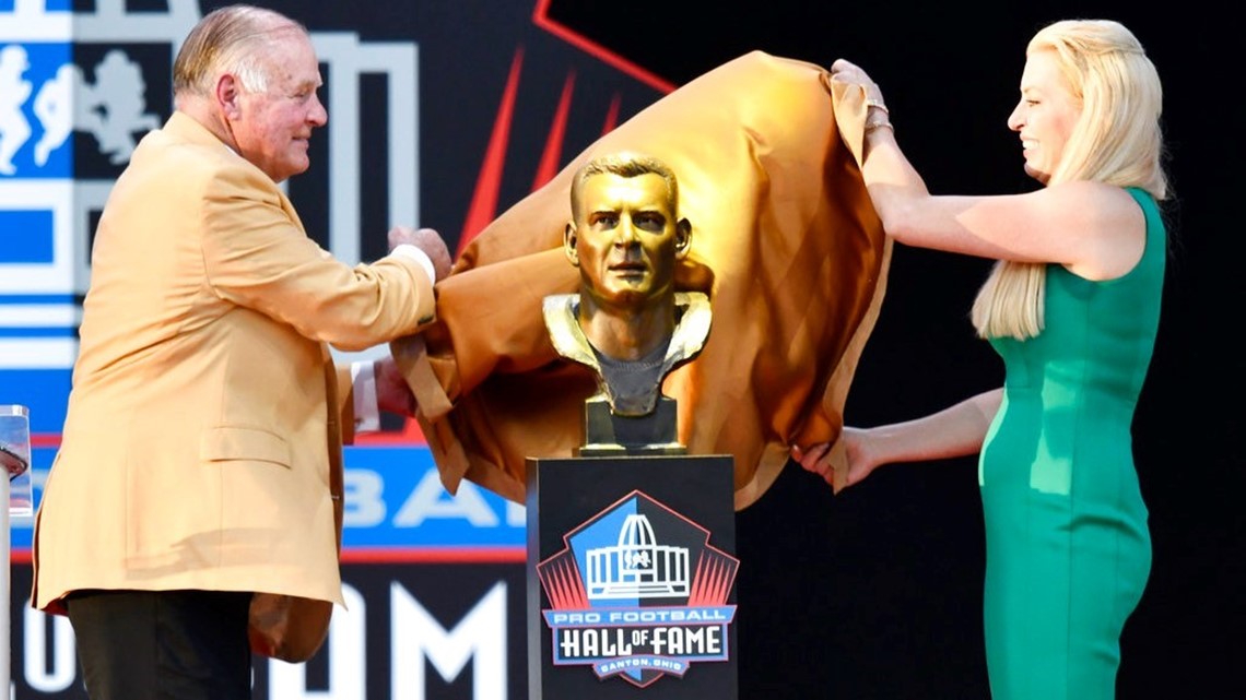 Jerry Kramer, former right guard for the Green Bay Packers under coach  Vince Lombardi, displays his Super Bowl I ring, right side, during a  presentation at Lambeau Field in Green Bay, Wis.