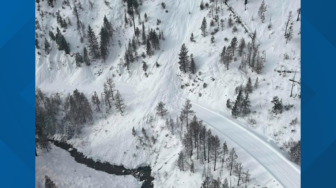 マウンテン [雪崩] Massive 40-foot avalanche blocks Highway 21, cleanup underway