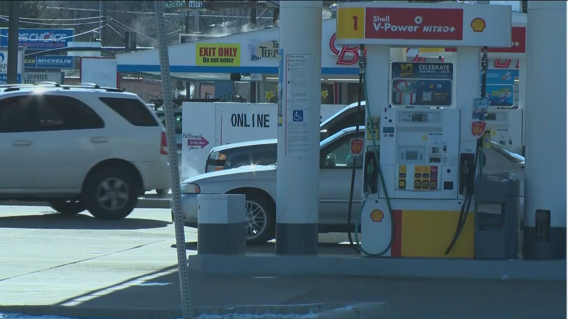 Gas prices in Boise trend downward, while the national average remains essentially unchanged.