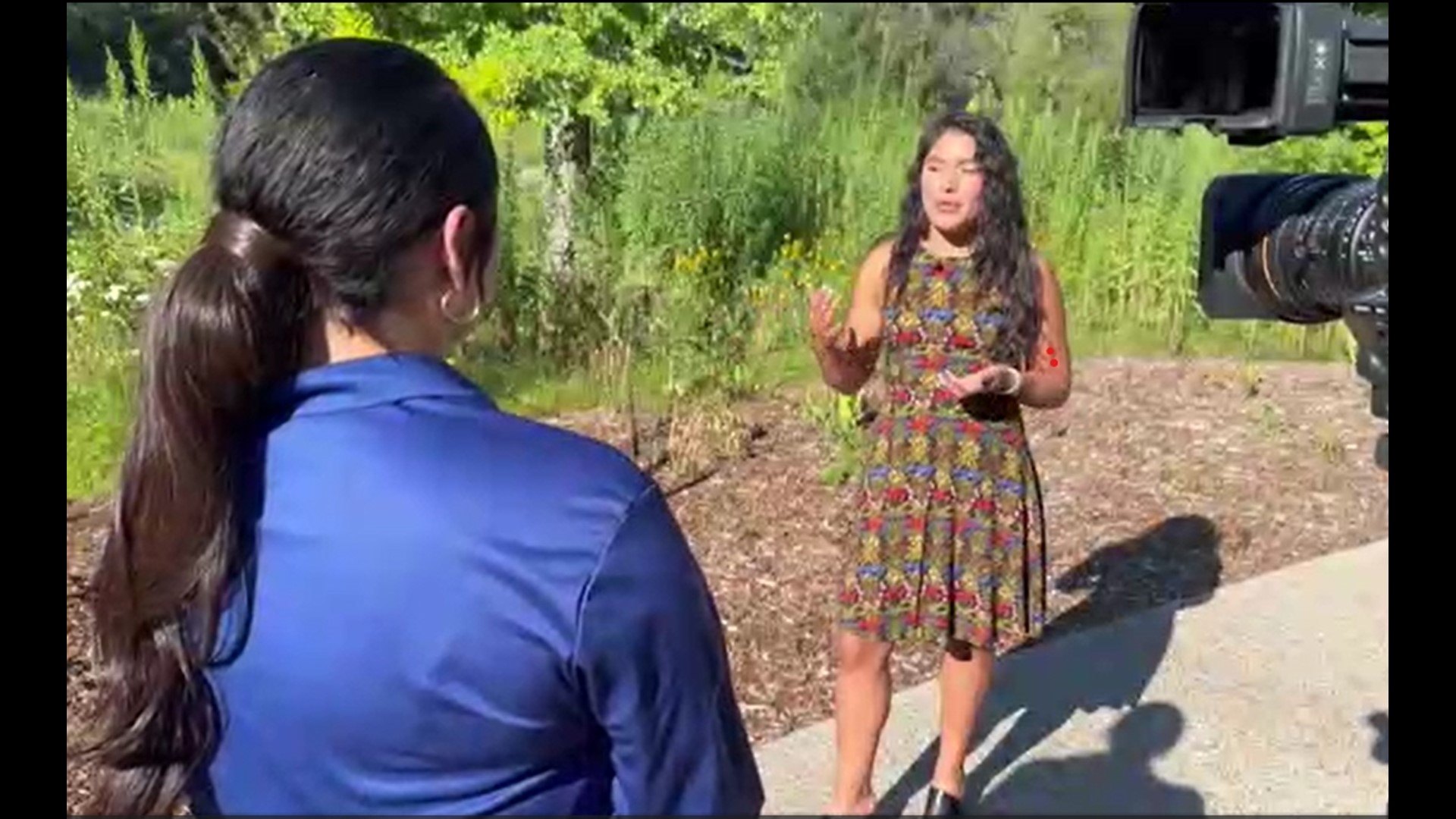 Brenda Rodriguez tiene conversaciones con local líderes  sobre la Semana de la Conservación Latina.