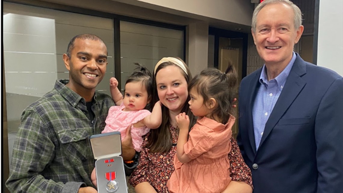 Idaho soldier receive Bronze Star from Sen. Mike Crapo - Vimarsana News