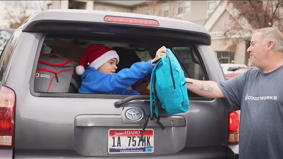 Idaho 12-year-old spreads holiday cheer with 'blessing bags' for those in need