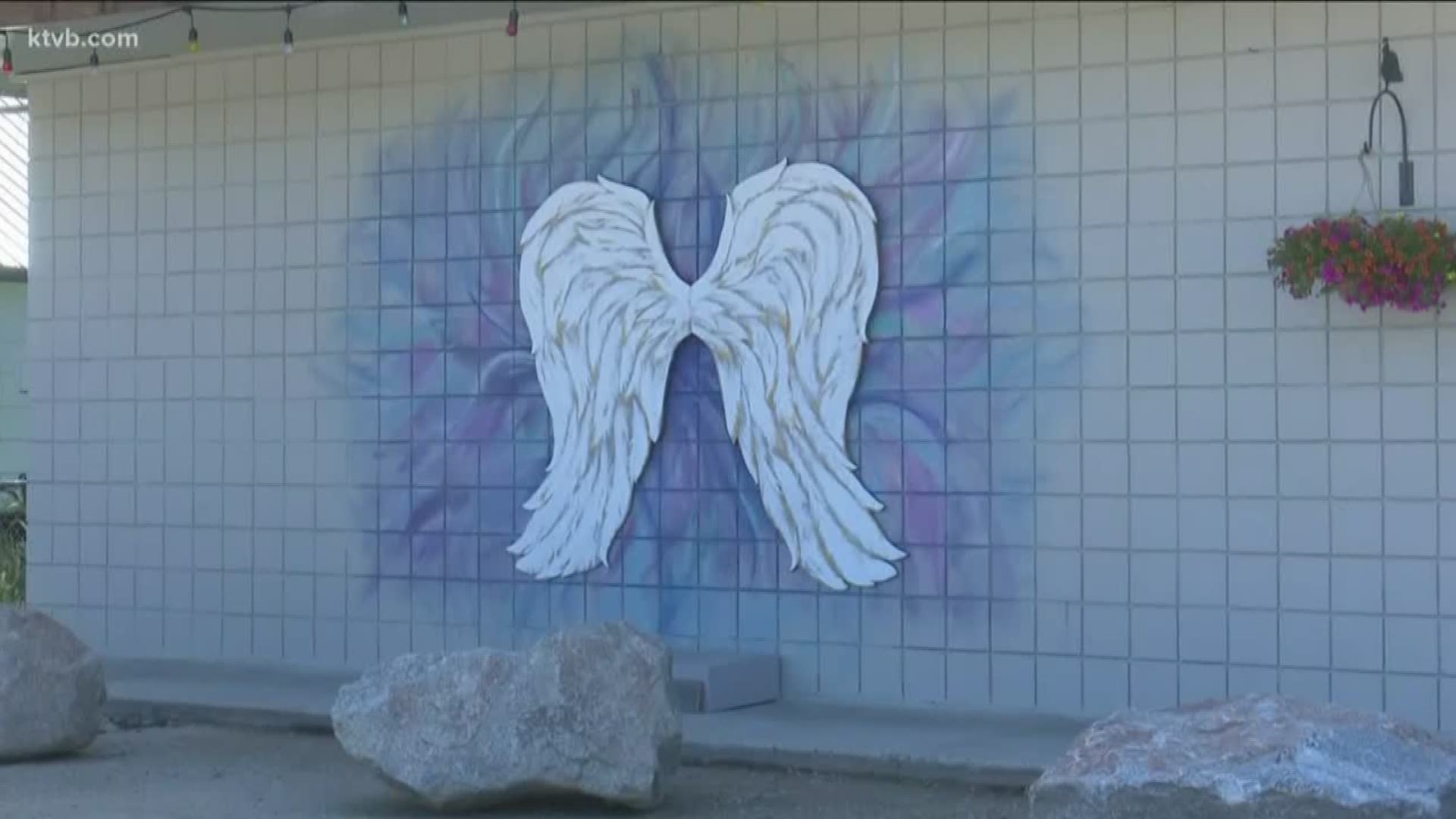 Shaleesa Stevens is using her talents to brighten up businesses in her town.