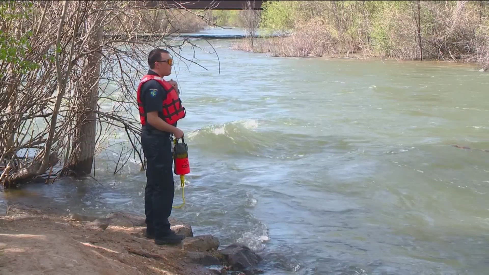 Oficiales urgen que no entren al rio, un hombre de Nampa en la cárcel y un hombre de Boise en la cárcel