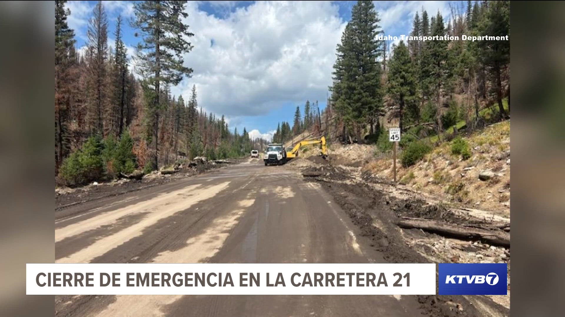 Recientes deslizamientos de tierra han dañado la carretera, que ahora requiere reparaciones.