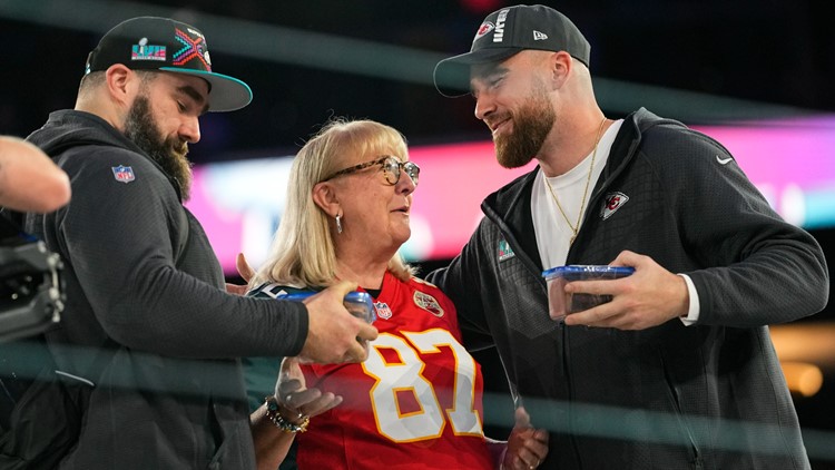 Donna Kelce brings cookies for sons at Super Bowl opener